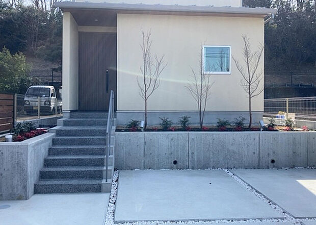 木造住宅とは土台、壁、柱など建築物の強度を支える構造体の材に木が使用されている構造を指します。構造体は建物の自重を支えるだけではなく風圧や水圧、積裁荷重などあらゆる衝撃に耐えるための基礎です。