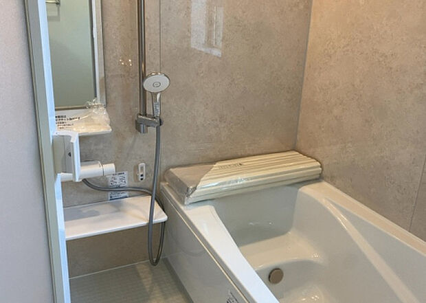 入浴時の快適さも大事なことですが、綺麗な状態を維持できなければ気持ちよく入浴できません。毎日の掃除が楽という点は大事なポイントになります！カビが生えにくく掃除がしやすい、壁や浴槽を選ぶといいでしょう。