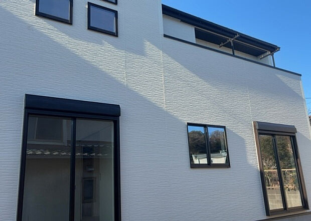 ついに完成致しました！現地をご見学に行く際は、道路の幅や周辺の交通量、施設などをご確認頂くことをおすすめします！物件の流れが早いため、内見をしたい方はお早めに当社営業までお問い合わせ頂きご予約下さい！