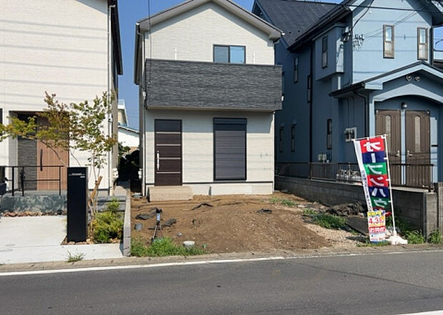 住宅用の土地では前面道路に2m以上接していなければならないと法律で定められています。しかし、お持ちの車のサイズやライフスタイルなどにより、2mでは利便が悪い場合もございますので、事前に確認しましょう。