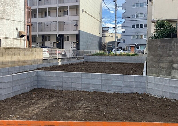 現地をご見学に行く際は、道路の幅や周辺の交通量、施設などをご確認頂くことをおすすめします！ある程度イメージをつけたいという場合は、同売主の施工事例や完成パースもお見せします。