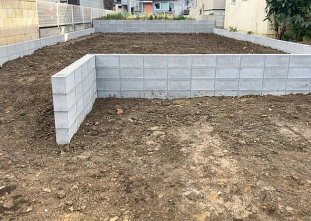 木造住宅とは土台、壁、柱など建築物の強度を支える構造体の材に木が使用されている構造を指します。構造体は建物の自重を支えるだけではなく風圧や水圧、積裁荷重などあらゆる衝撃に耐えるための基礎です。