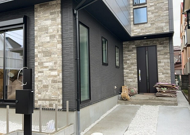 木造住宅とは土台、壁、柱など建築物の強度を支える構造体の材に木が使用されている構造を指します。構造体は建物の自重を支えるだけではなく風圧や水圧、積裁荷重などあらゆる衝撃に耐えるための基礎です。