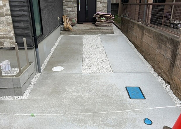 車一台あたりに必要なスペースは、標準サイズの普通自動車で横幅2m50cm、長さ5mは必要になります。ただし、乗降のことも考慮して横幅3m30cm、長さ5m50cmほどは確保できるところを選びましょう。