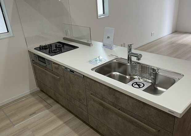 標準的なシステムキッチンの横幅は、165cm～300cm程度です。2100・2400・2550・2700などミリ単位で表記されます。普段どのように料理をするのかを想定しながら合ったサイズを選びましょう