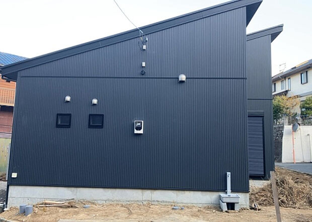 木造住宅とは土台、壁、柱など建築物の強度を支える構造体の材に木が使用されている構造を指します。構造体は建物の自重を支えるだけではなく風圧や水圧、積裁荷重などあらゆる衝撃に耐えるための基礎です。