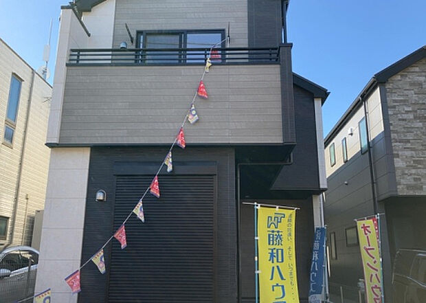 ついに完成致しました!現地をご見学に行く際は、道路の幅や周辺の交通量、施設などをご確認頂くことをおすすめします!物件の流れが早いため、内見をしたい方はお早めに当社営業までお問い合わせ頂きご予約下さい!