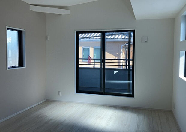 リビングの間取りの種類は大きくわけてリビングとダイニングが別になっているタイプ、リビングダイニング一体型です。どちらも一長一短ですので、家を選ぶ時はその両面をチェックして決めるようにしましょう。