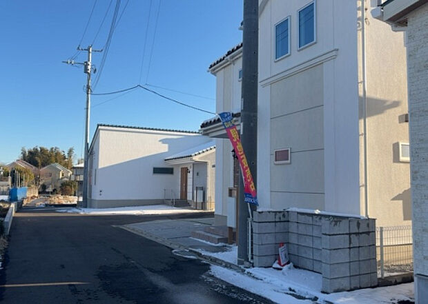 住宅用の土地では前面道路に2m以上接していなければならないと法律で定められています。しかし、お持ちの車のサイズやライフスタイルなどにより、2mでは利便が悪い場合もございますので、事前に確認しましょう。