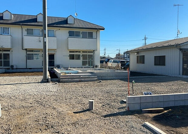 住宅用の土地では前面道路に2m以上接していなければならないと法律で定められています。しかし、お持ちの車のサイズやライフスタイルなどにより、2mでは利便が悪い場合もございますので、事前に確認しましょう。