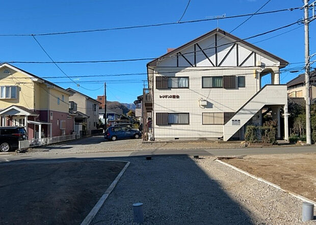 桜や紅葉の名所に出かける人は多いと思いますが、家にいながら季節の移ろいを感じる生活を送りませんか?リビングや窓から見える景色が生活を彩るワンポイントに!現地から見える景色を堪能してみては如何でしょう。