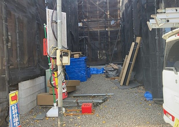 車一台あたりに必要なスペースは、標準サイズの普通自動車で横幅2m50cm、長さ5mは必要になります。ただし、乗降のことも考慮して横幅3m30cm、長さ5m50cmほどは確保できるところを選びましょう。