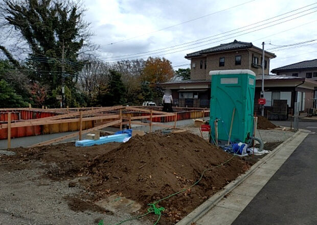住宅用の土地では前面道路に2m以上接していなければならないと法律で定められています。しかし、お持ちの車のサイズやライフスタイルなどにより、2mでは利便が悪い場合もございますので、事前に確認しましょう。