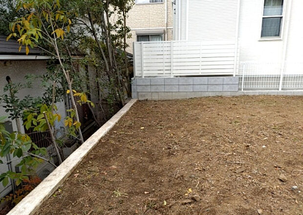 家族でのBBQを行うのであれば3坪程度の広さがあればよいでしょう。ガーデニングや家庭菜園を楽しむ際は、手入れが行き届く範囲にすると安心です。また、庭のある方角や接道が気になる方は事前に確認しましょう。