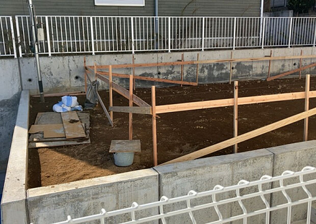 家族でのBBQを行うのであれば3坪程度の広さがあればよいでしょう。ガーデニングや家庭菜園を楽しむ際は、手入れが行き届く範囲にすると安心です。また、庭のある方角や接道が気になる方は事前に確認しましょう。