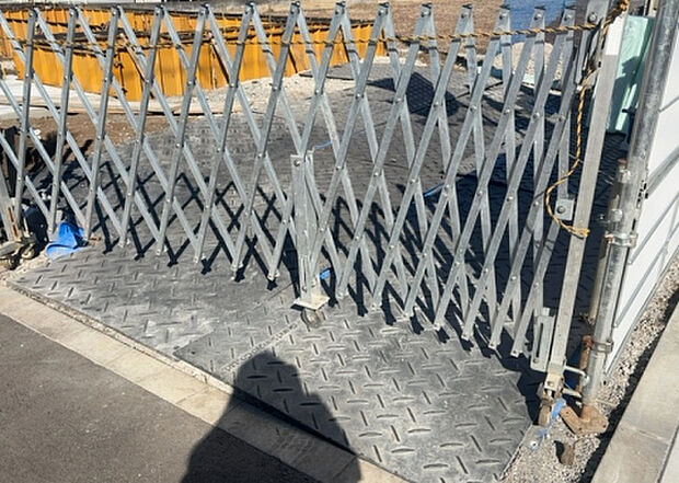 車一台あたりに必要なスペースは、標準サイズの普通自動車で横幅2m50cm、長さ5mは必要になります。ただし、乗降のことも考慮して横幅3m30cm、長さ5m50cmほどは確保できるところを選びましょう。