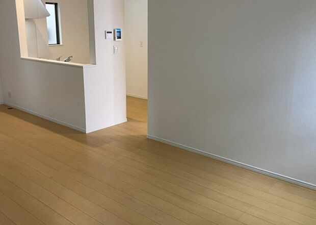 リビングの間取りの種類は大きくわけてリビングとダイニングが別になっているタイプ、リビングダイニング一体型です。どちらも一長一短ですので、家を選ぶ時はその両面をチェックして決めるようにしましょう。