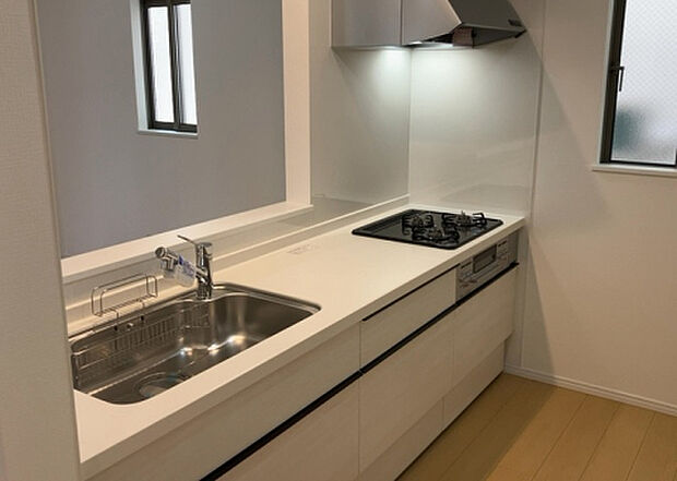 標準的なシステムキッチンの横幅は、165cm~300cm程度です。2100・2400・2550・2700などミリ単位で表記されます。普段どのように料理をするのかを想定しながら合ったサイズを選びましょう