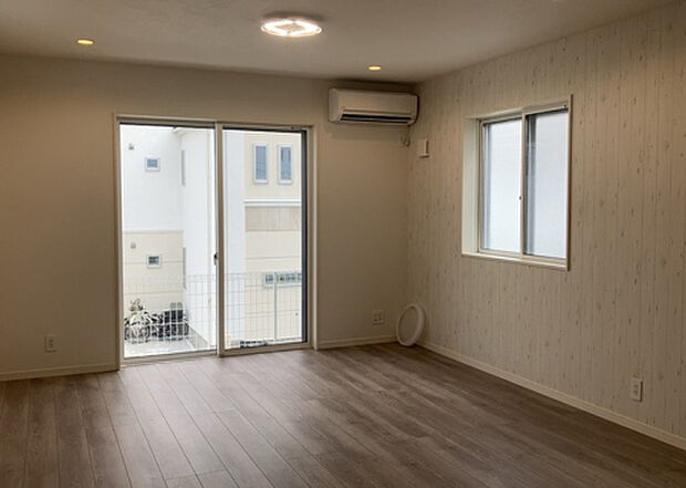 リビングの間取りの種類は大きくわけてリビングとダイニングが別になっているタイプ、リビングダイニング一体型です。どちらも一長一短ですので、家を選ぶ時はその両面をチェックして決めるようにしましょう。