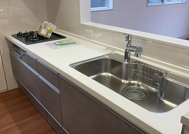 標準的なシステムキッチンの横幅は、165cm～300cm程度です。2100・2400・2550・2700などミリ単位で表記されます。普段どのように料理をするのかを想定しながら合ったサイズを選びましょう