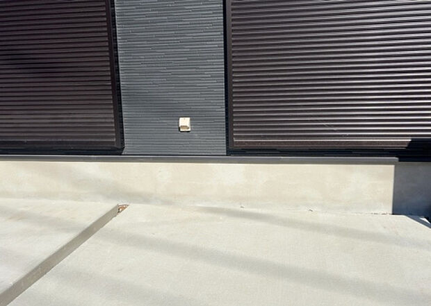 木造住宅とは土台、壁、柱など建築物の強度を支える構造体の材に木が使用されている構造を指します。構造体は建物の自重を支えるだけではなく風圧や水圧、積裁荷重などあらゆる衝撃に耐えるための基礎です。