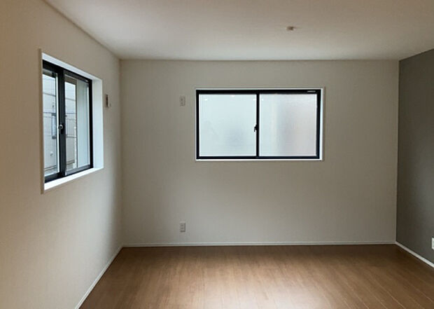 リビングの間取りの種類は大きくわけてリビングとダイニングが別になっているタイプ、リビングダイニング一体型です。どちらも一長一短ですので、家を選ぶ時はその両面をチェックして決めるようにしましょう。