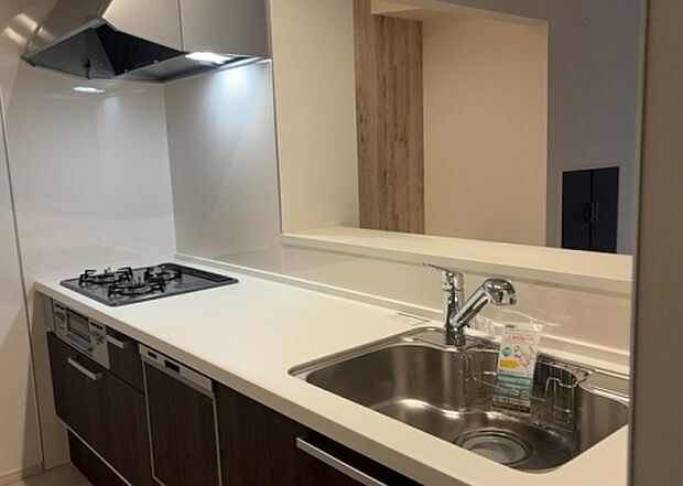 標準的なシステムキッチンの横幅は、165cm~300cm程度です。2100・2400・2550・2700などミリ単位で表記されます。普段どのように料理をするのかを想定しながら合ったサイズを選びましょう