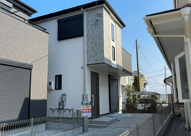 ついに完成致しました!現地をご見学に行く際は、道路の幅や周辺の交通量、施設などをご確認頂くことをおすすめします!物件の流れが早いため、内見をしたい方はお早めに当社営業までお問い合わせ頂きご予約下さい!