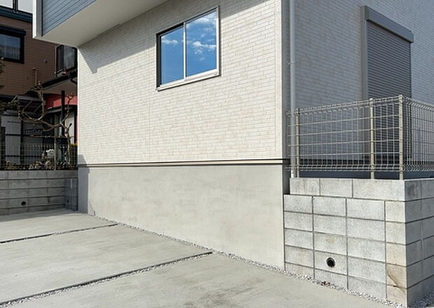 木造住宅とは土台、壁、柱など建築物の強度を支える構造体の材に木が使用されている構造を指します。構造体は建物の自重を支えるだけではなく風圧や水圧、積裁荷重などあらゆる衝撃に耐えるための基礎です。