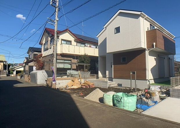 住宅用の土地では前面道路に2m以上接していなければならないと法律で定められています。しかし、お持ちの車のサイズやライフスタイルなどにより、2mでは利便が悪い場合もございますので、事前に確認しましょう。