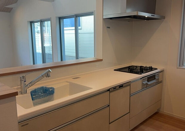 標準的なシステムキッチンの横幅は、165cm~300cm程度です。2100・2400・2550・2700などミリ単位で表記されます。普段どのように料理をするのかを想定しながら合ったサイズを選びましょう