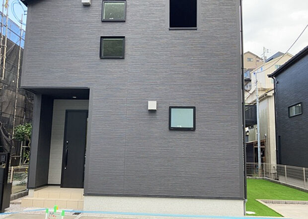 住宅用の土地では前面道路に2m以上接していなければならないと法律で定められています。しかし、お持ちの車のサイズやライフスタイルなどにより、2mでは利便が悪い場合もございますので、事前に確認しましょう。