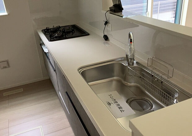 標準的なシステムキッチンの横幅は、165cm~300cm程度です。2100・2400・2550・2700などミリ単位で表記されます。普段どのように料理をするのかを想定しながら合ったサイズを選びましょう