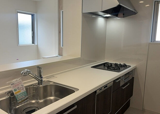 標準的なシステムキッチンの横幅は、165cm~300cm程度です。2100・2400・2550・2700などミリ単位で表記されます。普段どのように料理をするのかを想定しながら合ったサイズを選びましょう