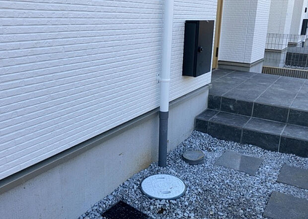 木造住宅とは土台、壁、柱など建築物の強度を支える構造体の材に木が使用されている構造を指します。構造体は建物の自重を支えるだけではなく風圧や水圧、積裁荷重などあらゆる衝撃に耐えるための基礎です。