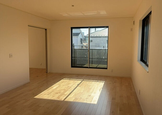 リビングの間取りの種類は大きくわけてリビングとダイニングが別になっているタイプ、リビングダイニング一体型です。どちらも一長一短ですので、家を選ぶ時はその両面をチェックして決めるようにしましょう。