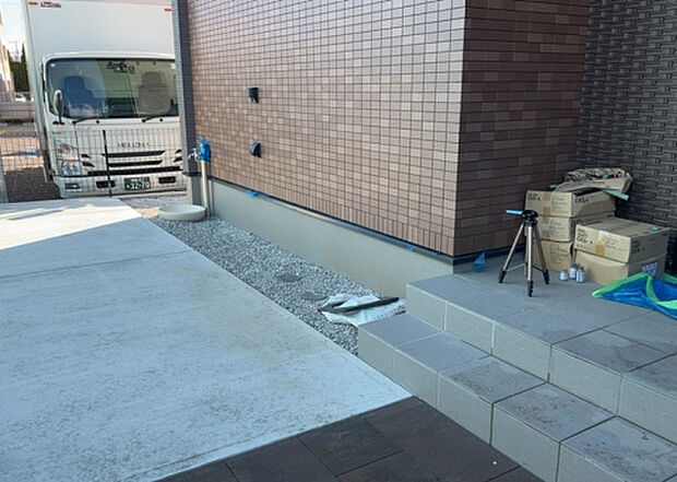 木造住宅とは土台、壁、柱など建築物の強度を支える構造体の材に木が使用されている構造を指します。構造体は建物の自重を支えるだけではなく風圧や水圧、積裁荷重などあらゆる衝撃に耐えるための基礎です。