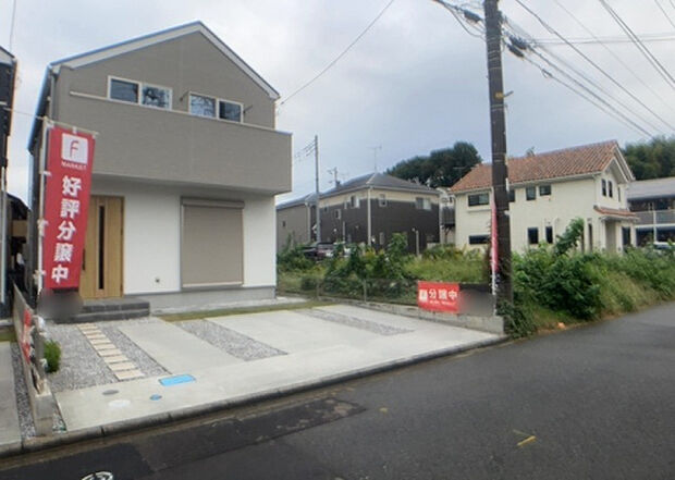 住宅用の土地では前面道路に2m以上接していなければならないと法律で定められています。しかし、お持ちの車のサイズやライフスタイルなどにより、2mでは利便が悪い場合もございますので、事前に確認しましょう。