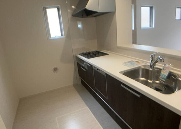 標準的なシステムキッチンの横幅は、165cm~300cm程度です。2100・2400・2550・2700などミリ単位で表記されます。普段どのように料理をするのかを想定しながら合ったサイズを選びましょう