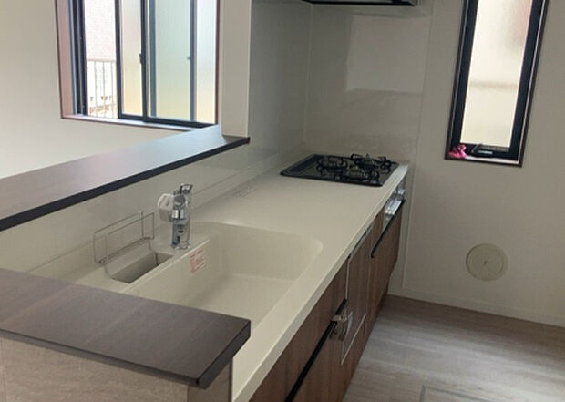 標準的なシステムキッチンの横幅は、165cm~300cm程度です。2100・2400・2550・2700などミリ単位で表記されます。普段どのように料理をするのかを想定しながら合ったサイズを選びましょう