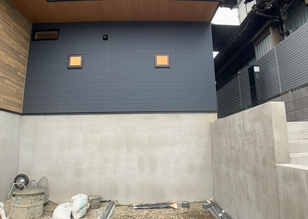 木造住宅とは土台、壁、柱など建築物の強度を支える構造体の材に木が使用されている構造を指します。構造体は建物の自重を支えるだけではなく風圧や水圧、積裁荷重などあらゆる衝撃に耐えるための基礎です。