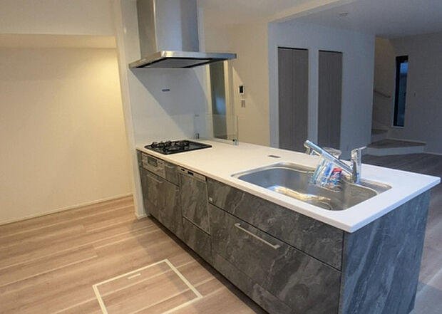 標準的なシステムキッチンの横幅は、165cm~300cm程度です。2100・2400・2550・2700などミリ単位で表記されます。普段どのように料理をするのかを想定しながら合ったサイズを選びましょう