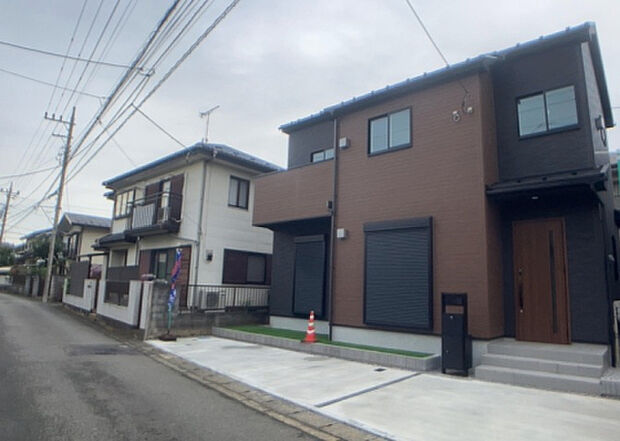 住宅用の土地では前面道路に2m以上接していなければならないと法律で定められています。しかし、お持ちの車のサイズやライフスタイルなどにより、2mでは利便が悪い場合もございますので、事前に確認しましょう。