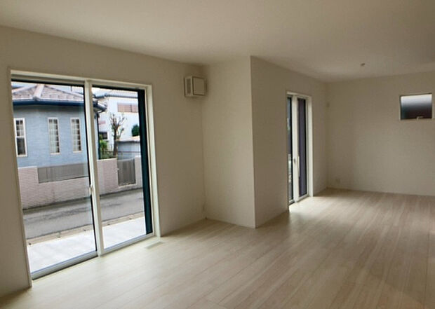 リビングの間取りの種類は大きくわけてリビングとダイニングが別になっているタイプ、リビングダイニング一体型です。どちらも一長一短ですので、家を選ぶ時はその両面をチェックして決めるようにしましょう。