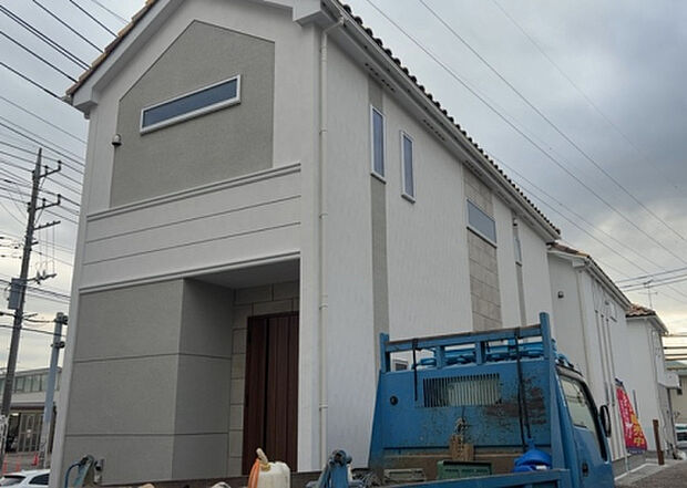 ついに完成致しました!現地をご見学に行く際は、道路の幅や周辺の交通量、施設などをご確認頂くことをおすすめします!物件の流れが早いため、内見をしたい方はお早めに当社営業までお問い合わせ頂きご予約下さい!