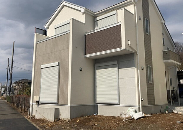 住宅用の土地では前面道路に2m以上接していなければならないと法律で定められています。しかし、お持ちの車のサイズやライフスタイルなどにより、2mでは利便が悪い場合もございますので、事前に確認しましょう。