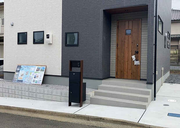 木造住宅とは土台、壁、柱など建築物の強度を支える構造体の材に木が使用されている構造を指します。構造体は建物の自重を支えるだけではなく風圧や水圧、積裁荷重などあらゆる衝撃に耐えるための基礎です。