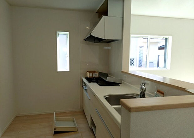 標準的なシステムキッチンの横幅は、165cm~300cm程度です。2100・2400・2550・2700などミリ単位で表記されます。普段どのように料理をするのかを想定しながら合ったサイズを選びましょう