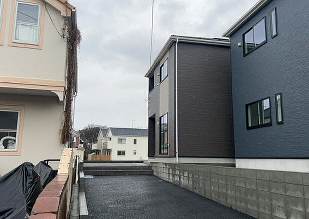 住宅用の土地では前面道路に2m以上接していなければならないと法律で定められています。しかし、お持ちの車のサイズやライフスタイルなどにより、2mでは利便が悪い場合もございますので、事前に確認しましょう。