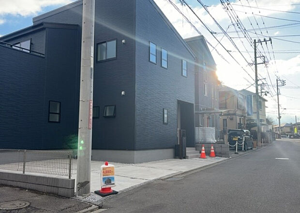 住宅用の土地では前面道路に2m以上接していなければならないと法律で定められています。しかし、お持ちの車のサイズやライフスタイルなどにより、2mでは利便が悪い場合もございますので、事前に確認しましょう。